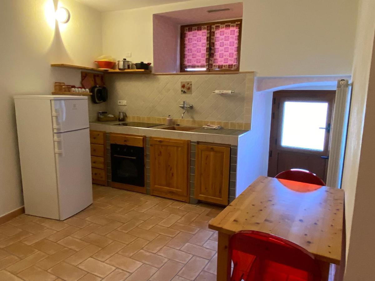 Mini Appartamenti Nonna Nella Barbarasco Bagian luar foto