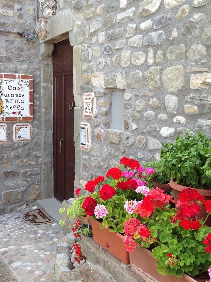 Mini Appartamenti Nonna Nella Barbarasco Bagian luar foto